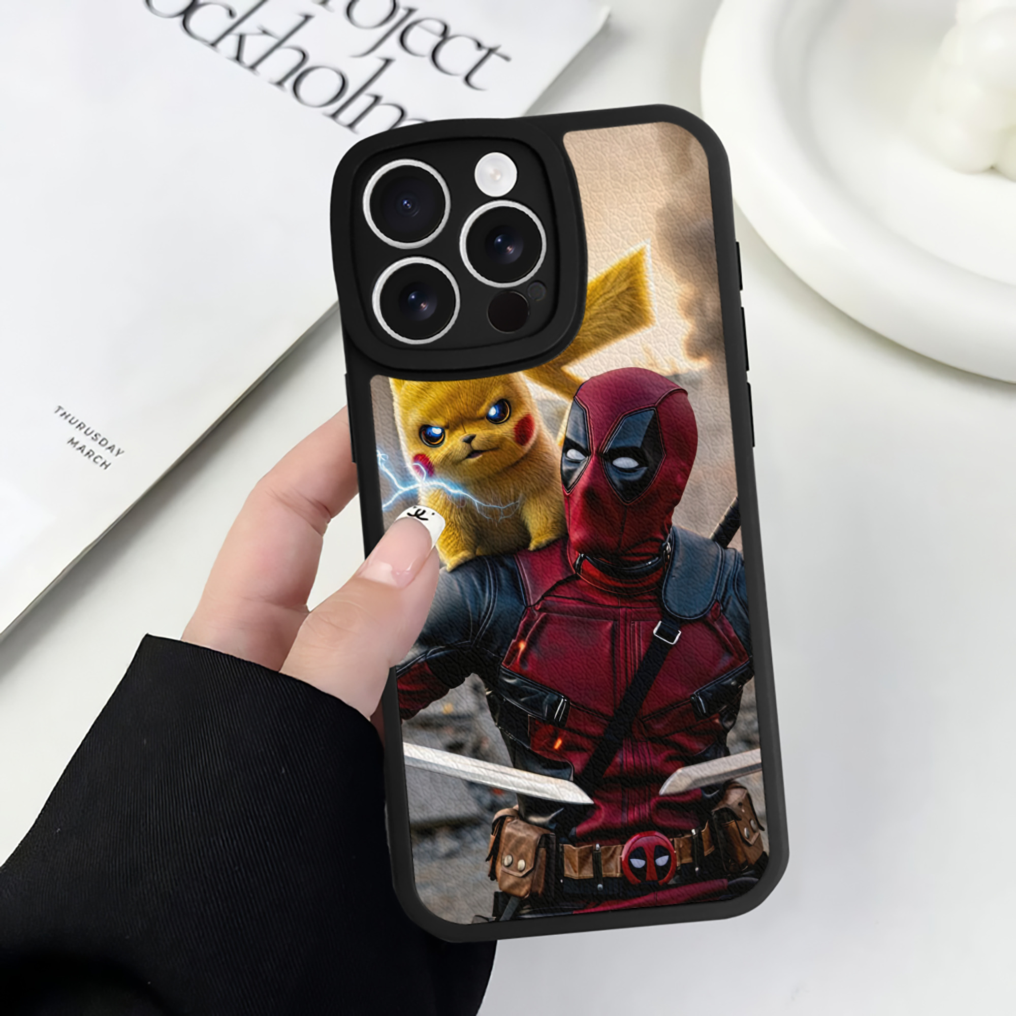 （画像用） Deadpool デッドプール 【iPhone 16シリーズ対応】シリコンスマホケース（レザー調） 材質：シリコン